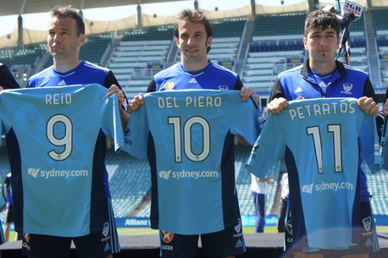Del Piero presented with Sydney FC No.10 shirt