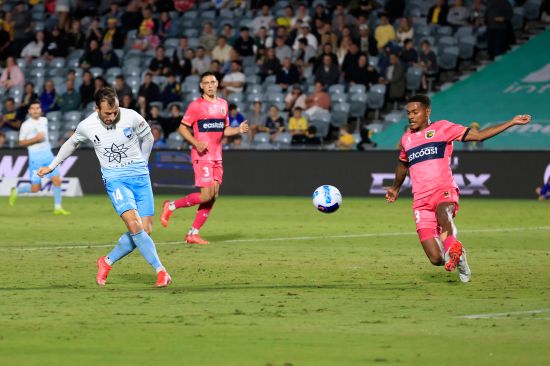 Five Star Sydney FC defeat Mariners in Gosford